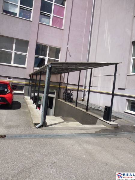 MASARYKOVA: Nebytové priestory 36 m2 - 3.posch., VÝŤAH, parkovanie - Budova kancelárií na Masarykovej ulici v Prešove s prístreškom a parkoviskom.