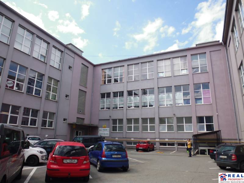 MASARYKOVA: Nebytové priestory 36 m2 - 3.posch., VÝŤAH, parkovanie - Budova s kanceláriami na Masarykovej ulici v Prešove, pred ktorou sú zaparkované autá.