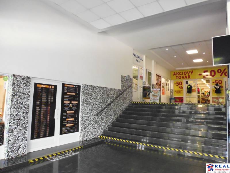 MASARYKOVA: Nebytové priestory 36 m2 - 3.posch., VÝŤAH, parkovanie - V Kanceláriách je schodisko s dlažbou a výzdobou z mozaiky na stene.