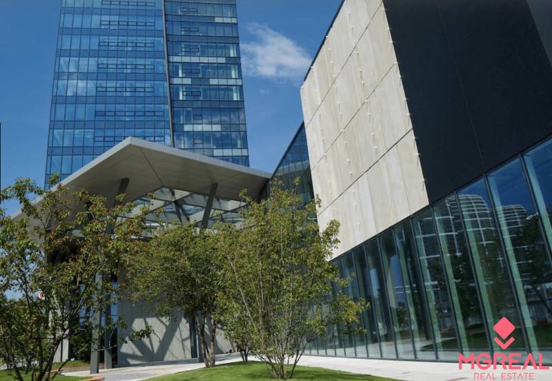 Administratíva 616m2, NIVY TOWER, Mlynské Nivy - Sklenená fasáda budovy s prístreškom a zeleňou na Mlynských nivách, Bratislava - Nivy, kancelárie.