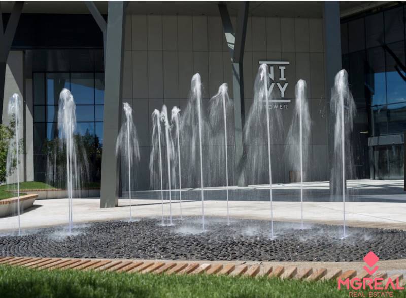 Administratíva 616m2, NIVY TOWER, Mlynské Nivy - Fontána pred budovou v Bratislave, Nivy na ulici Mlynské nivy pri kanceláriách.