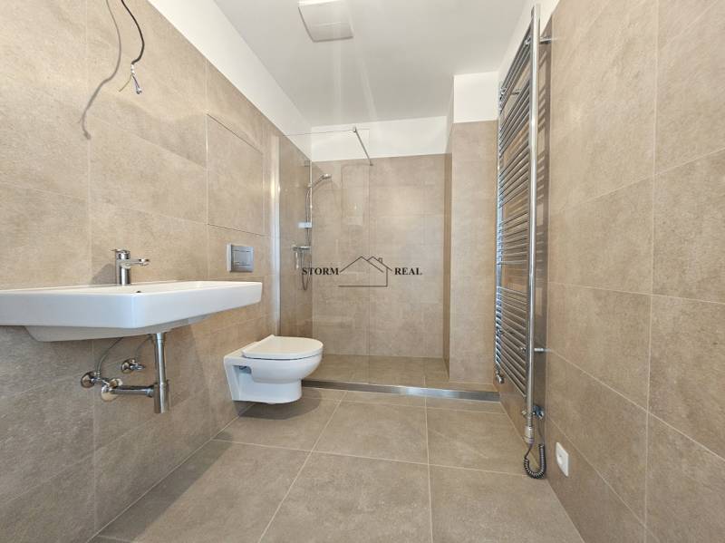 VÝNIMOČNÝ APARTMÁN priamo v centra mesta - projekt UNO Poštová - Kúpeľňa s keramickými obkladmi, závesným WC a sprchovým kútom v 1-izbovom byte.