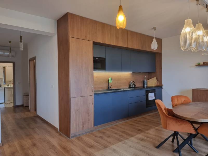 CHORVÁTSKO - Luxusne zariadený 3 izbový apartmán - VRSI, Zadar - Kuchynská linka s modrými skrinkami, podlaha s dreveným dekorom v 3-izbovom byte.