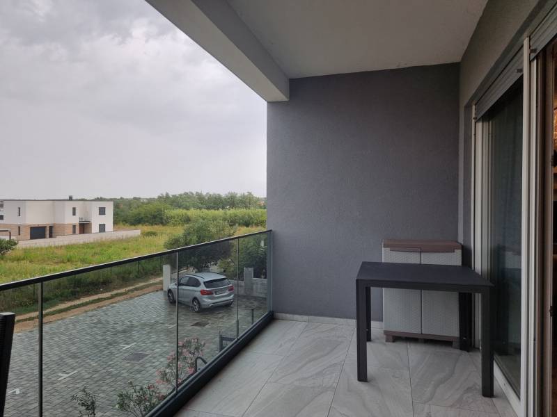 CHORVÁTSKO - Luxusne zariadený 3 izbový apartmán - VRSI, Zadar - Balkón s výhľadom na parkovanie v 3-izbovom byte vo VRSI.