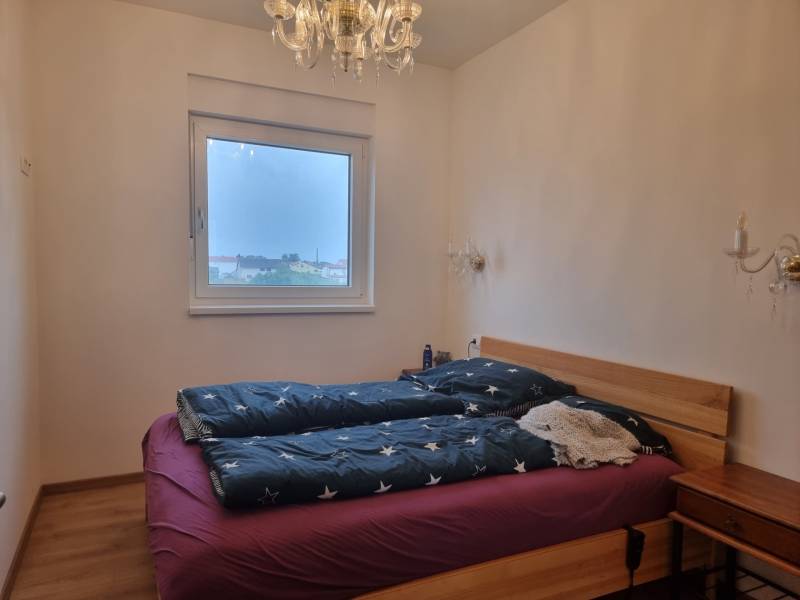 CHORVÁTSKO - Luxusne zariadený 3 izbový apartmán - VRSI, Zadar - Spálňa so svietidlom a posteľou v 3-izbovom byte, podlaha s dreveným dekorom.