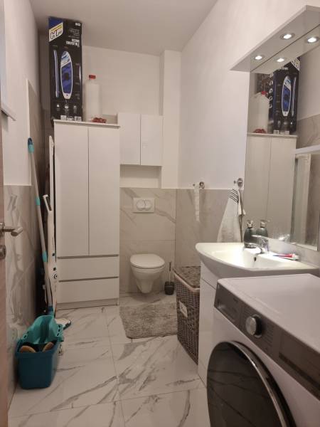 CHORVÁTSKO - Luxusne zariadený 3 izbový apartmán - VRSI, Zadar - Kúpeľňa v 3-izbovom byte s práčkou, toaletou, moderným umývadlom a úložným priestorom.