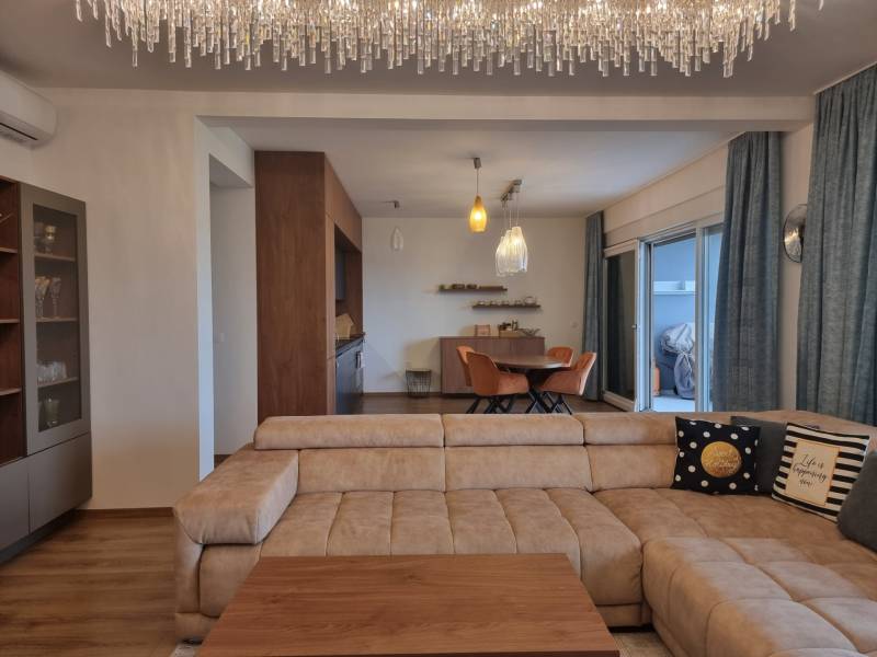 CHORVÁTSKO - Luxusne zariadený 3 izbový apartmán - VRSI, Zadar - Obývacia izba v 3-izbovom byte s pohodlnou sedačkou a jedálenským kútom.