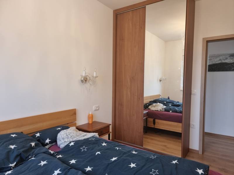 CHORVÁTSKO - Luxusne zariadený 3 izbový apartmán - VRSI, Zadar - Spálňa s posteľou, podlahou s dreveným dekorom a vstavanou skriňou v 3-izbovom byte.
