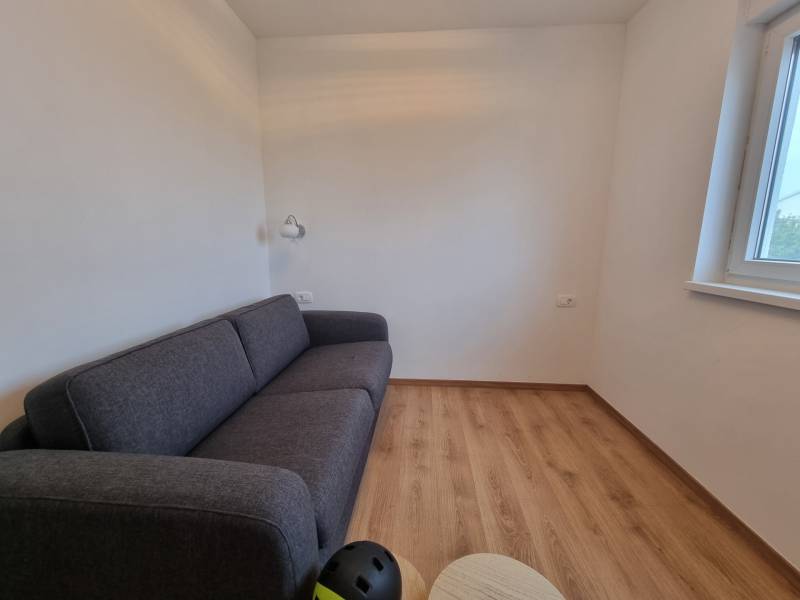 CHORVÁTSKO - Luxusne zariadený 3 izbový apartmán - VRSI, Zadar - Sedačka pri stene, podlaha s dreveným dekorom, okno a nástenné svietidlo v 3-izbovom byte.