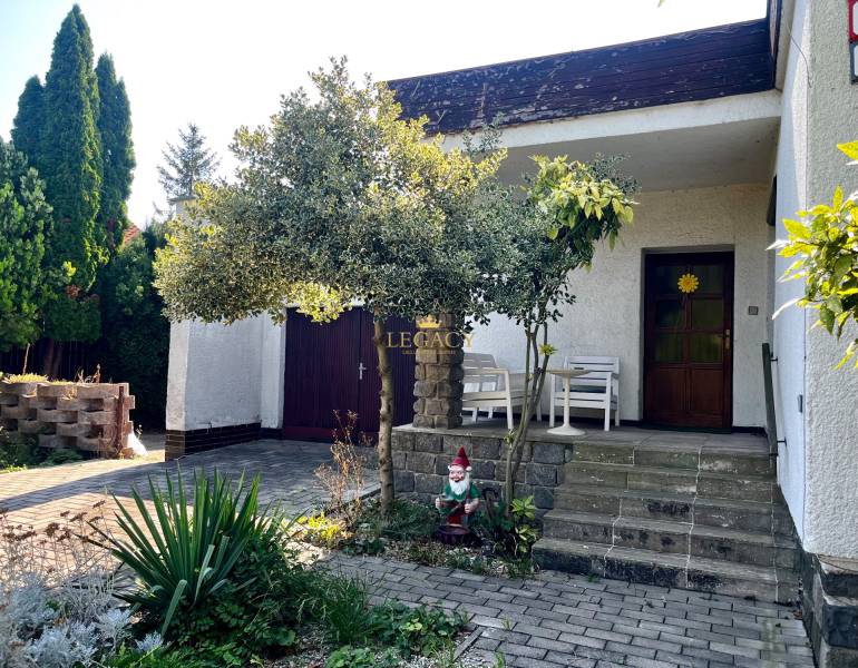 RD 4 izbový na veľkorysom pozemku, Ivanka pri Dunaji - Exteriér rodinného domu v Ivanke pri Dunaji s terasou, záhradným trpaslíkom a stromom.