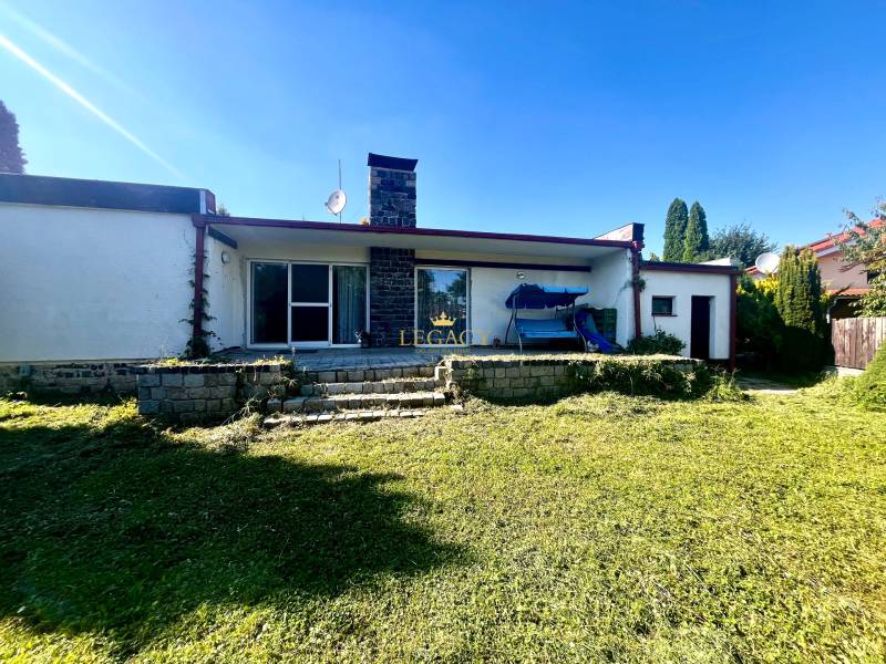 RD 4 izbový na veľkorysom pozemku, Ivanka pri Dunaji - Rodinný dom v Ivanke pri Dunaji so záhradou a terasou, kamenný obklad na fasáde.