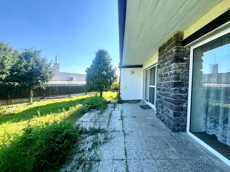 RD 4 izbový na veľkorysom pozemku, Ivanka pri Dunaji - Rodinný dom v Ivanke pri Dunaji s terasou a záhradou plnou zelene.