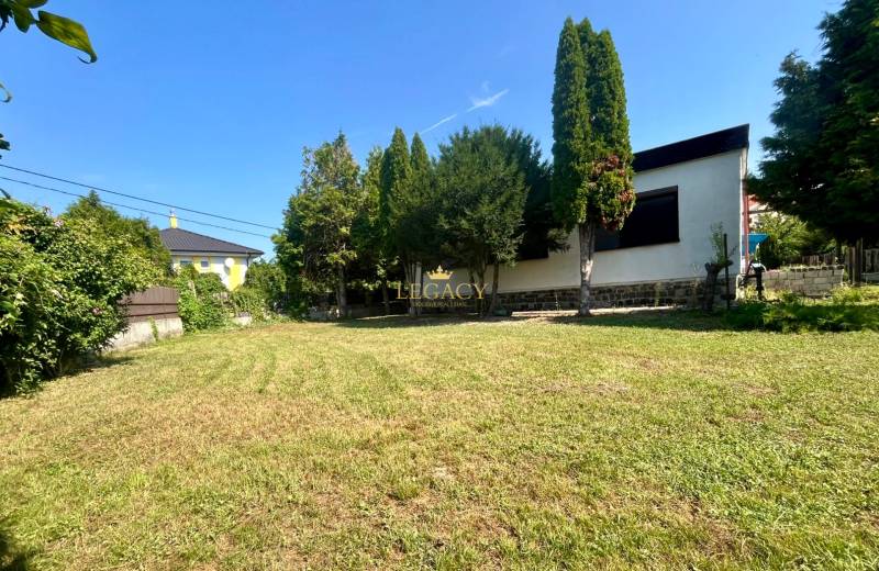 RD 4 izbový na veľkorysom pozemku, Ivanka pri Dunaji - Záhrada pri rodinnom dome na Trenčianskej ulici v Ivanke pri Dunaji.