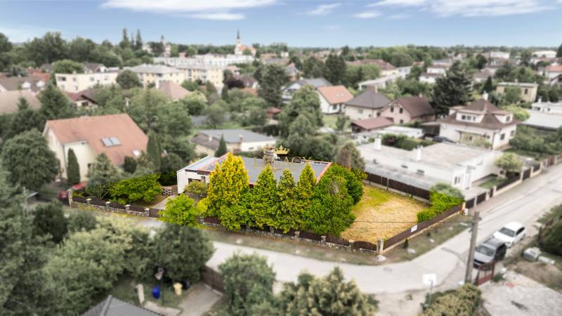 RD 4 izbový na veľkorysom pozemku, Ivanka pri Dunaji - Rodinný dom na Trenčianskej ulici v Ivanke pri Dunaji obklopený zeleňou a záhradou.