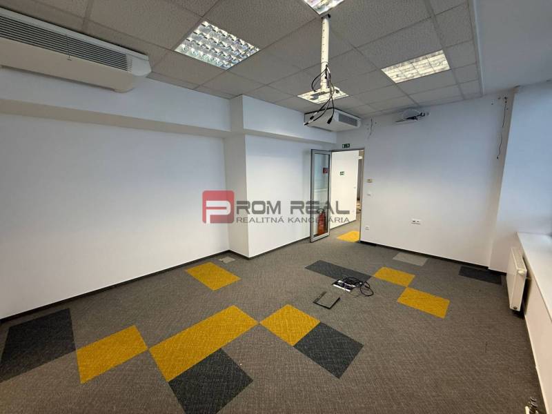 Kancelársky priestor 205 m2 v centre BA za rozumnú cenu - Kancelárie s klimatizáciou a farebným kobercom, vhodné na pracovné účely.