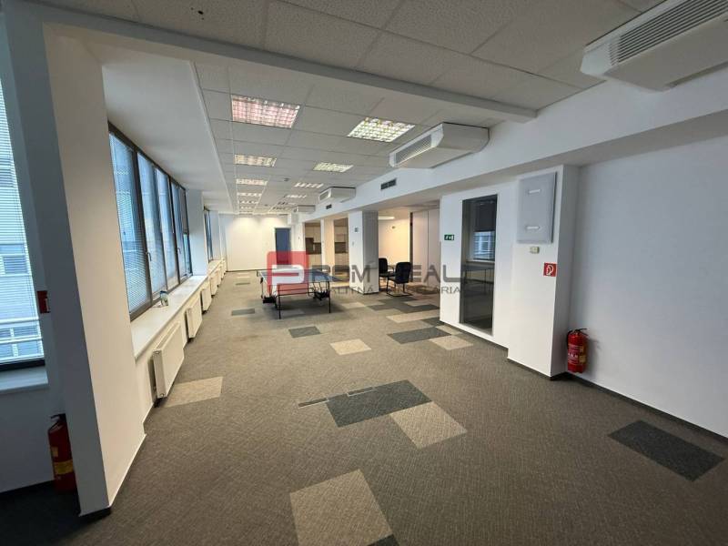 Kancelársky priestor 205 m2 v centre BA za rozumnú cenu - Kancelárie s kobercovou podlahou a veľkými oknami, bez nábytku.