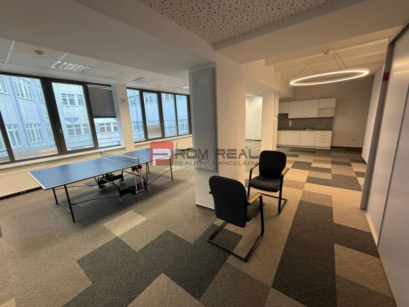 Kancelársky priestor 205 m2 v centre BA za rozumnú cenu - Kancelárie s hracím stolom a kuchynkou, podlaha s dreveným dekorom, Bratislava - Staré Mesto.