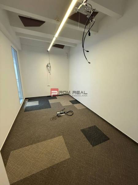 Kancelársky priestor 205 m2 v centre BA za rozumnú cenu - Kancelárie s farebným kobercom, biele steny, káble zo stropu.