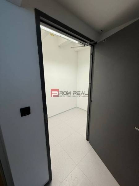 Kancelársky priestor 205 m2 v centre BA za rozumnú cenu - Otvorené dvere vedúce do prázdnej miestnosti s bielymi stenami v kanceláriách.