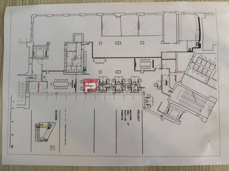 Kancelársky priestor 205 m2 v centre BA za rozumnú cenu - Plán kancelárie s pracovnými miestami, zasadacími miestnosťami a schodiskom.