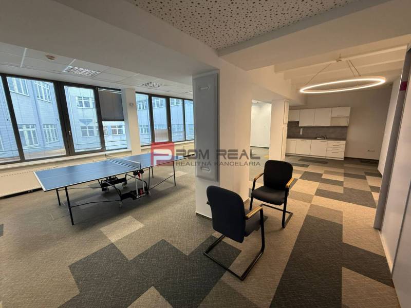 Kancelársky priestor 205 m2 v centre BA za rozumnú cenu - Kancelárie so stolným tenisom, sedením a kuchynkou na podlahe s dreveným dekorom.