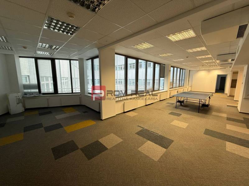 Kancelársky priestor 205 m2 v centre BA za rozumnú cenu - Kancelárie s veľkými oknami a kobercovou podlahou, miestnosť obsahuje pingpongový stôl.