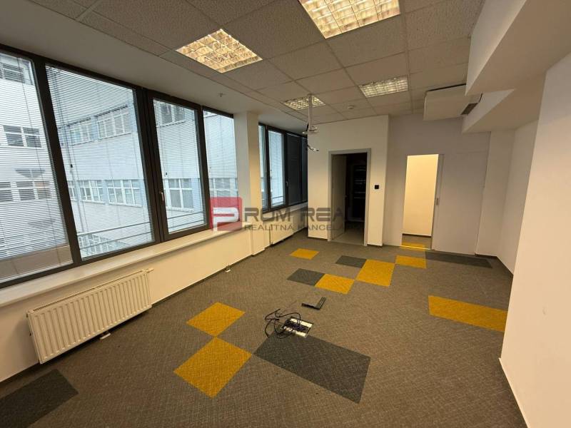 Kancelársky priestor 205 m2 v centre BA za rozumnú cenu - Kancelárie s veľkými oknami a kobercovými dlaždicami v odtieňoch na Cintorínskej ulici.