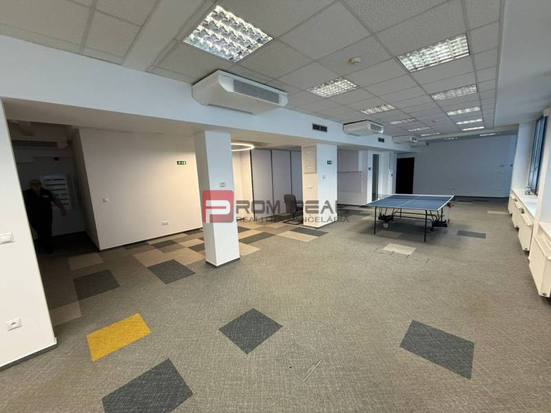 Kancelársky priestor 205 m2 v centre BA za rozumnú cenu - Kancelárie s kobercom a stolným tenisom, priestranné prostredie pre aktivity.