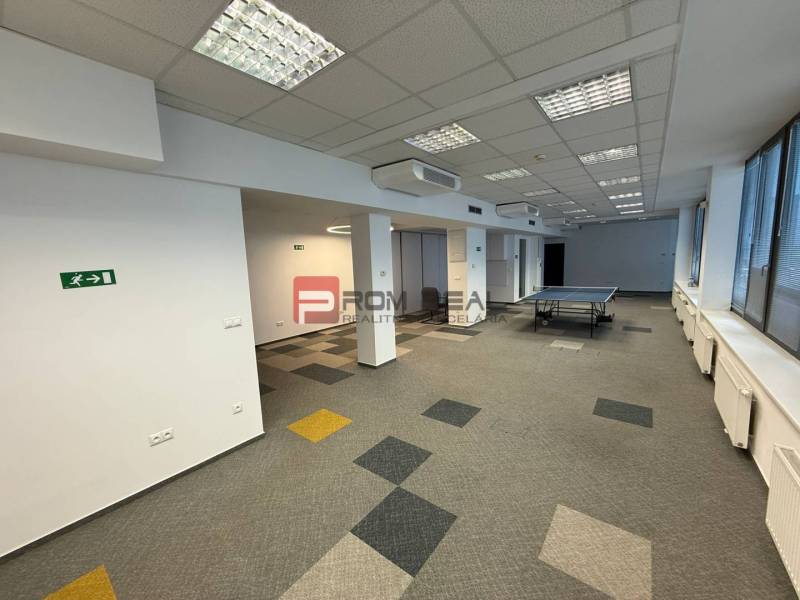 Kancelársky priestor 205 m2 v centre BA za rozumnú cenu - Kancelárie s hracím stolom a kobercovou podlahou.