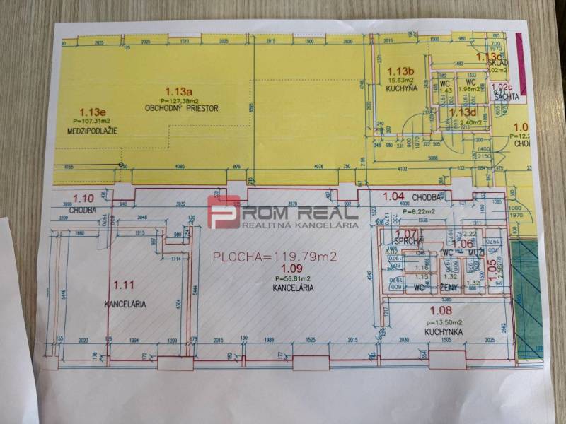 Priestor podľa vašich potrieb 120 m2 v úplnom centre BA - Návrh kancelárskeho priestoru s označením miestností na podlahe s dreveným dekorom.