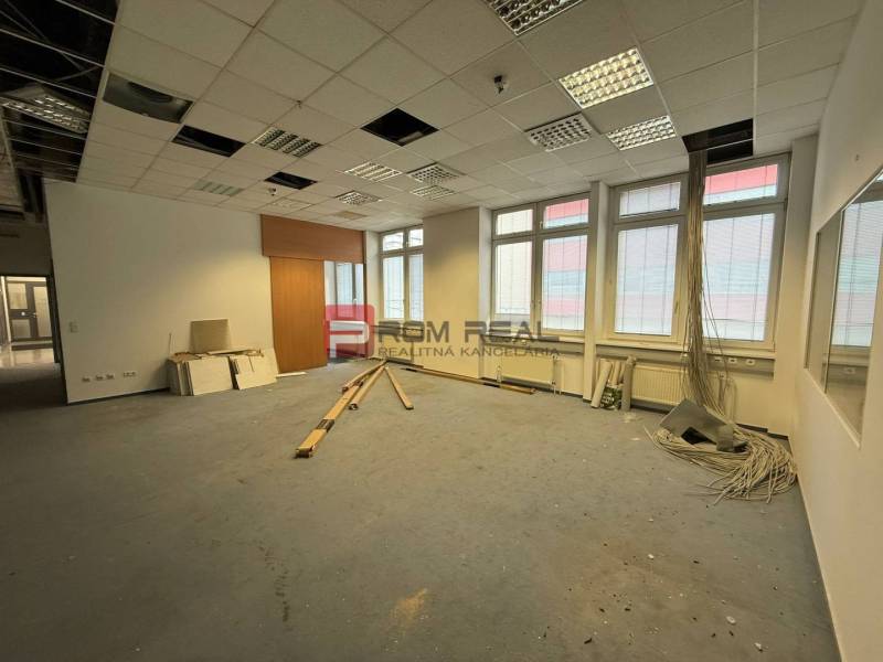 Priestor podľa vašich potrieb 120 m2 v úplnom centre BA - Prázdne kancelárske priestory s betónovou podlahou a kazetovým stropom, Bratislava - Staré Mesto.