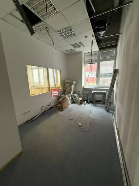 Priestor podľa vašich potrieb 120 m2 v úplnom centre BA - Kancelárie s pokládkou koberca, prebiehajúca rekonštrukcia, miestnosť s osvetlením a oknami.