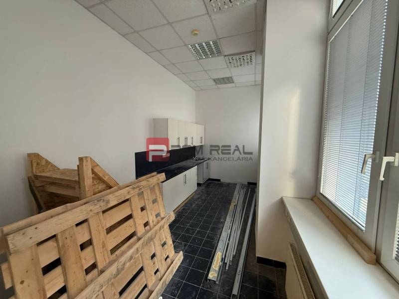 Priestor podľa vašich potrieb 120 m2 v úplnom centre BA - Kancelárie s podlahou z tmavých dlaždíc, paletami a skrinkami, ideálne na Cintorínskej.