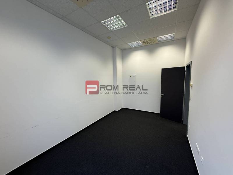 Skvelá ponuka kancelária 60 m2 v centre Bratislavy - Kancelárie s bielymi stenami a tmavým kobercom.
