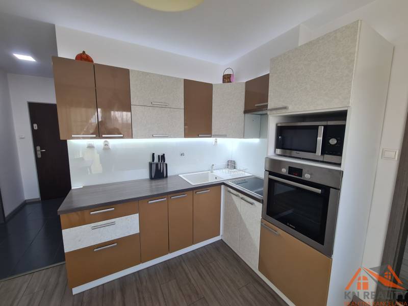 Reprezentatívny 2 izb.byt na prenájom SOHO TOWER Komárno ! - Kuchyňa 2-izbového bytu s podlahou s dreveným dekorom a modernými spotrebičmi.