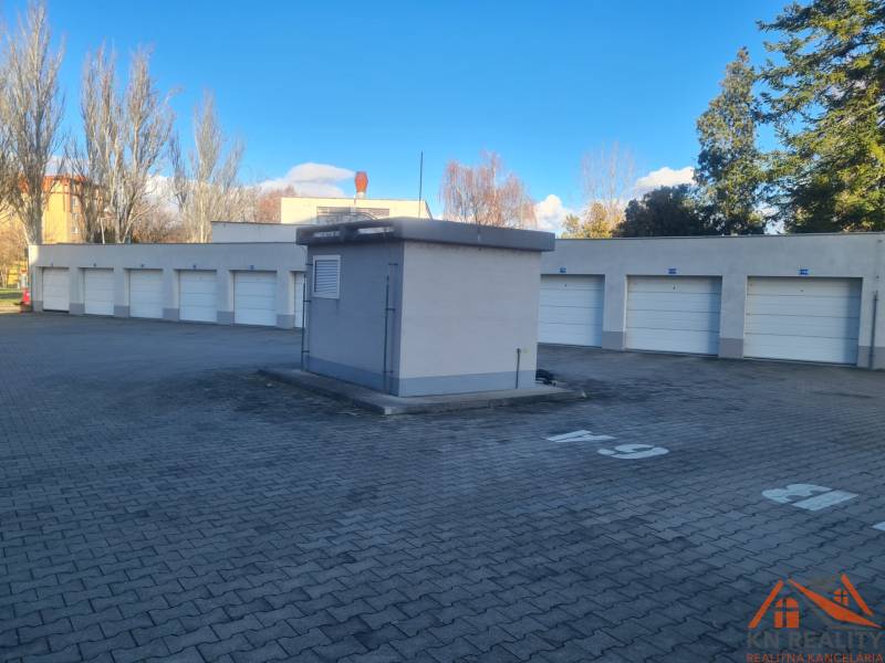 Reprezentatívny 2 izb.byt na prenájom SOHO TOWER Komárno ! - Radová garáž v Komárne s uzavretými bránami na spevnenom povrchu v slnečnom počasí.