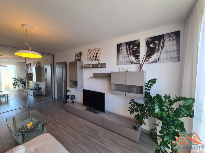 Reprezentatívny 2 izb.byt na prenájom SOHO TOWER Komárno ! - Obývacia izba v 2-izbovom byte s podlahou s dreveným dekorom a dekoračnými prvkami.