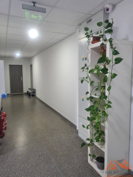 Reprezentatívny 2 izb.byt na prenájom SOHO TOWER Komárno ! - Chodba v 2-izbovom byte s dlažbou, zeleňou a únikovým značením na strope.