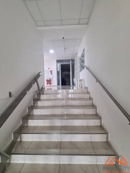 Reprezentatívny 2 izb.byt na prenájom SOHO TOWER Komárno ! - Schodisko s bielymi stenami a dlaždicovou podlahou vedie do vstupu v 2-izbovom byte.