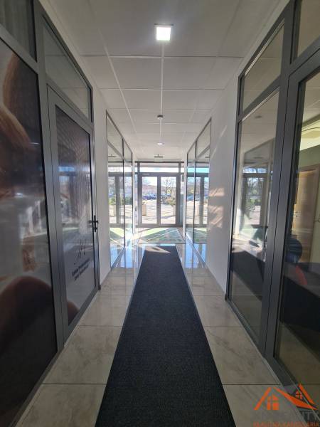 Reprezentatívny 2 izb.byt na prenájom SOHO TOWER Komárno ! - Svetlá chodba so sklenenými dverami a mramorovou podlahou v Komárne, vhodná pre 2-izbový byt.