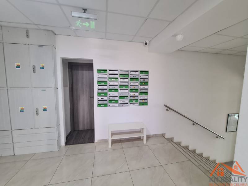 Reprezentatívny 2 izb.byt na prenájom SOHO TOWER Komárno ! - Vstup do 2-izbového bytu s poštovými schránkami a schodiskom.