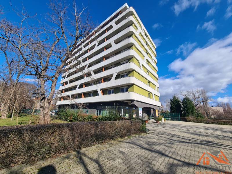 Reprezentatívny 2 izb.byt na prenájom SOHO TOWER Komárno ! - Bytový dom v Komárne so 7 poschodiami, obklopený stromami a dláždeným chodníkom.