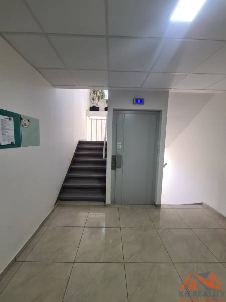 Reprezentatívny 2 izb.byt na prenájom SOHO TOWER Komárno ! - Schodisko s výťahom, dlažbou a rastlinami v 2-izbovom byte.