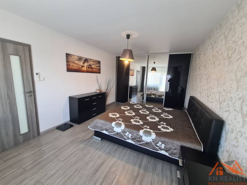 Reprezentatívny 2 izb.byt na prenájom SOHO TOWER Komárno ! - Spálňa v 2-izbovom byte s podlahou s dreveným dekorom a vstavanou skriňou.