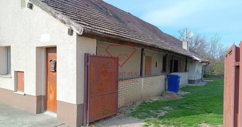 Na predaj RD na bývanie alebo investičná príležitosť Horné Saliby - Rodinný dom na Salibskej ulici v Horných Salibách s dvorom a plechovou bránou.