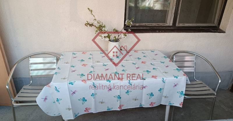 Na predaj RD na bývanie alebo investičná príležitosť Horné Saliby - Exteriér rodinného domu na Salibskej ulici v Horných Salibách s kovovým nábytkom.