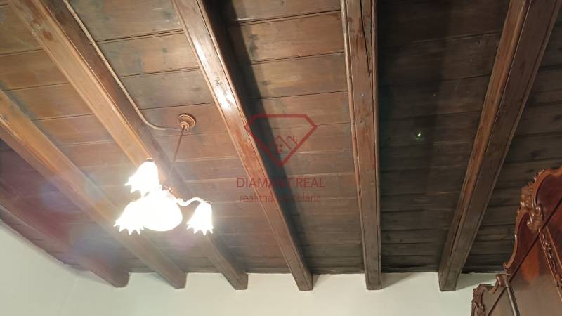 Na predaj RD na bývanie alebo investičná príležitosť Horné Saliby - Drevený strop s lustrom, Rodinný dom, Salibská, Horné Saliby.