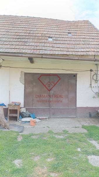 Na predaj RD na bývanie alebo investičná príležitosť Horné Saliby - Dvojkrídlová garážová brána pri rodinnom dome na Salibskej ulici v Horných Salibách.