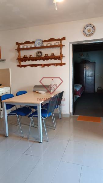 Na predaj RD na bývanie alebo investičná príležitosť Horné Saliby - Jedáleň Rodinného domu s poličkami na riad a stolom s modrými stoličkami.