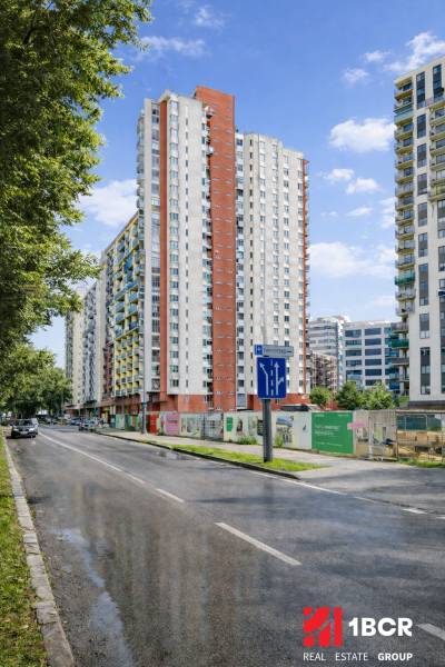 INVESTIČNÉ BÝVANIE V TOP LOKALITE: 2-IZBOVÝ BYT, JÉGÉHO UL, BRATISLAVA - Výškové bytové domy na Jégého ulici v Bratislave - Ružinove, vedľa cesty s autami.